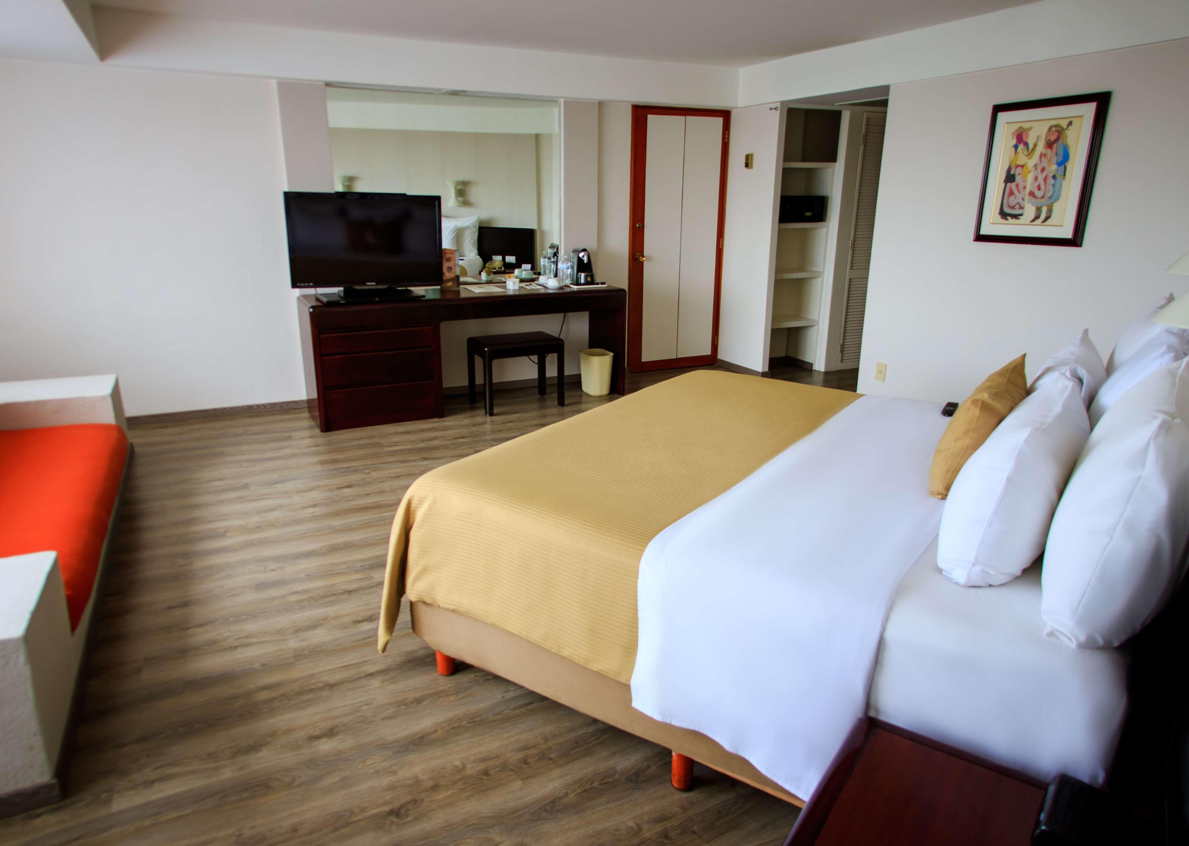 Grand Cantalagua Hotel Morelia, BW Signature Collection Exteriör bild A room at the hotel