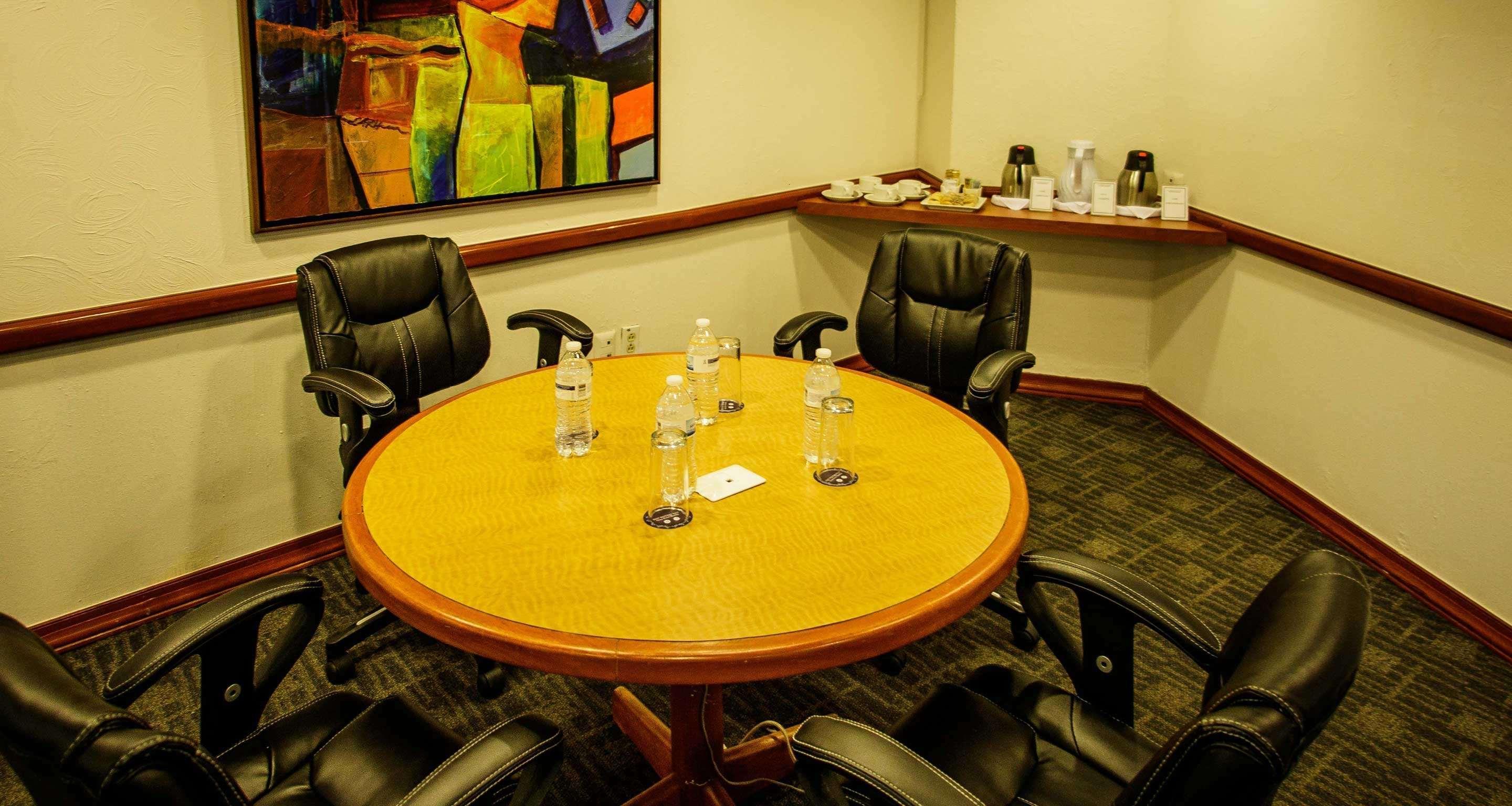 Grand Cantalagua Hotel Morelia, BW Signature Collection Exteriör bild A round table