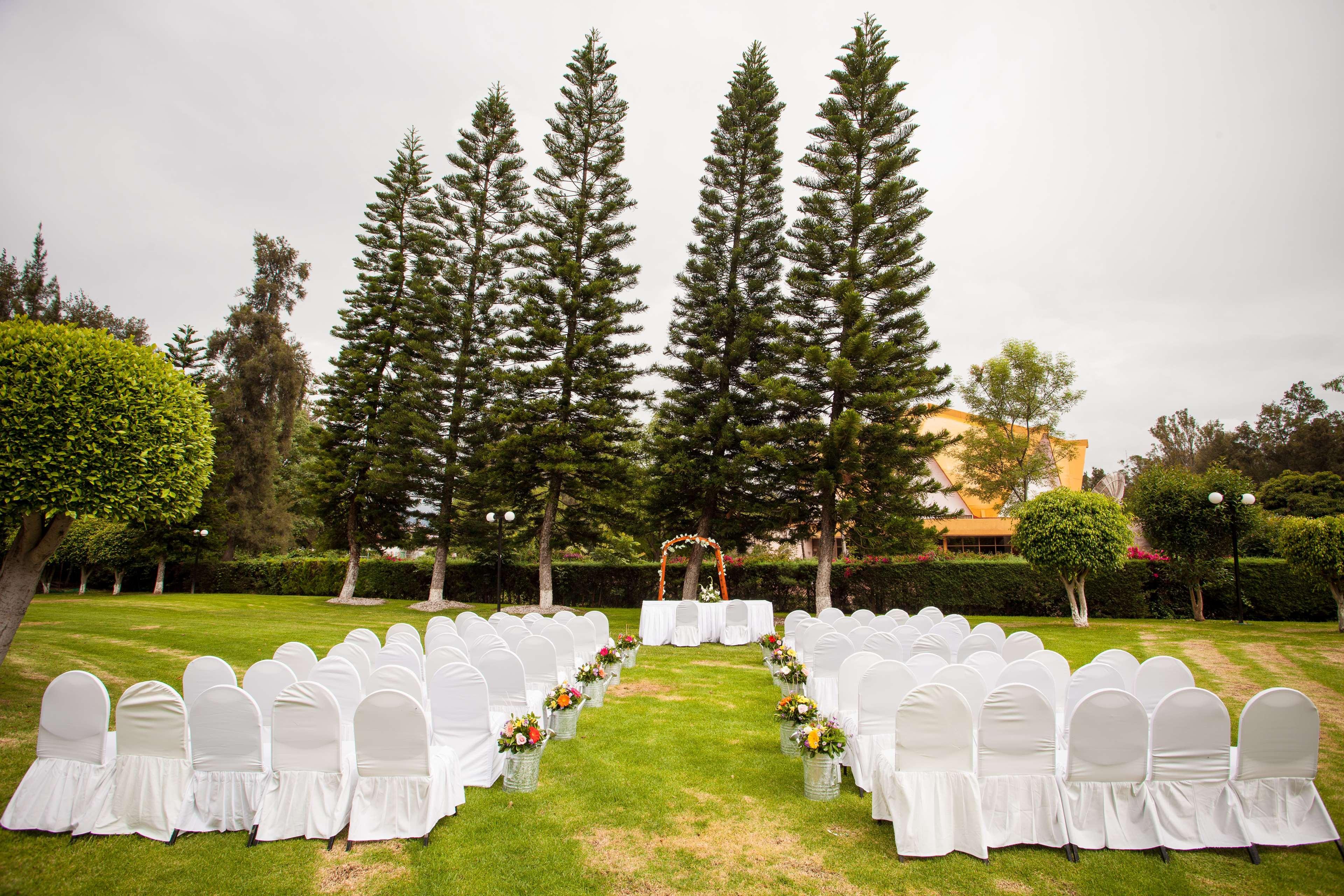 Grand Cantalagua Hotel Morelia, BW Signature Collection Exteriör bild The lawn at the hotel
