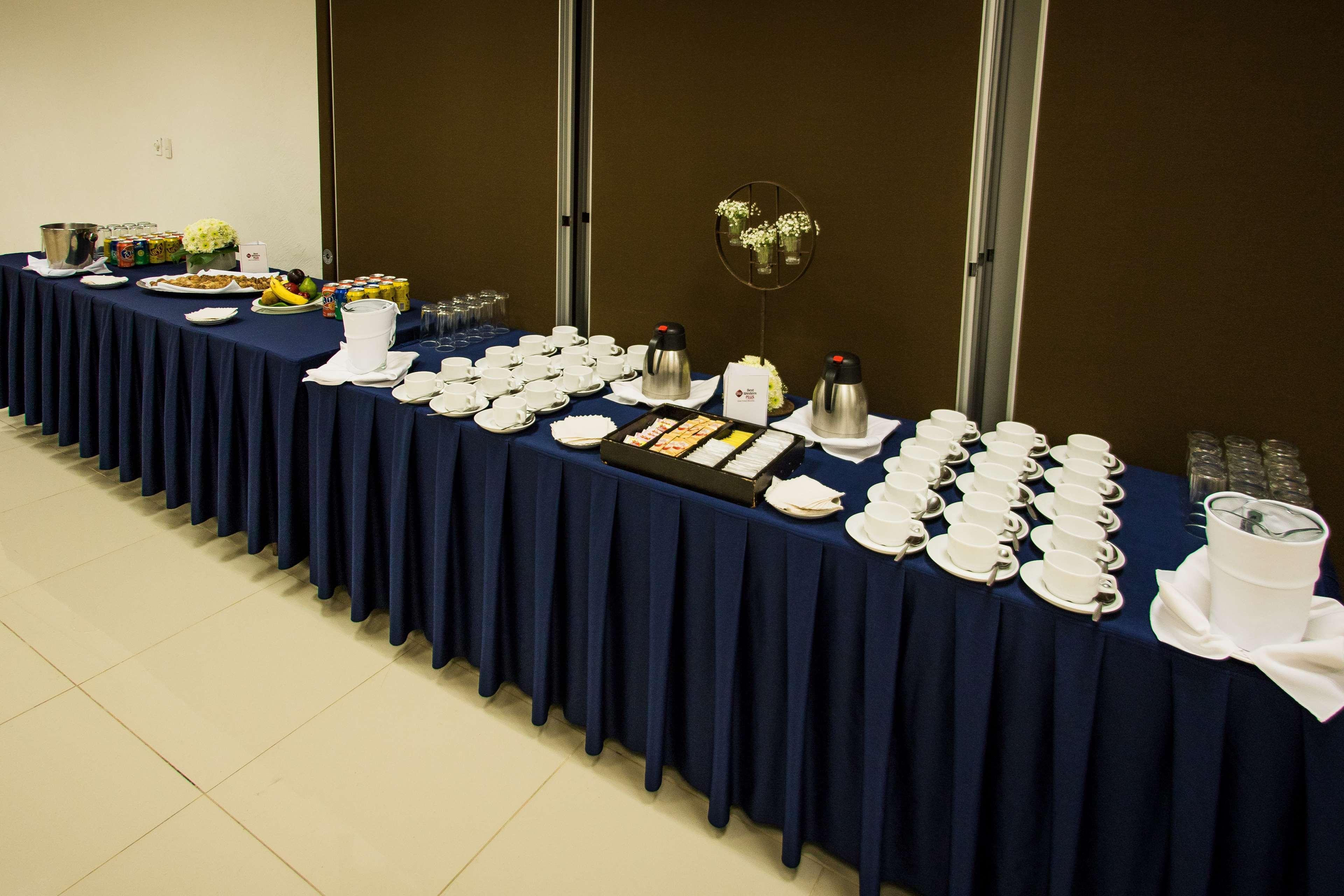 Grand Cantalagua Hotel Morelia, BW Signature Collection Exteriör bild A buffet table