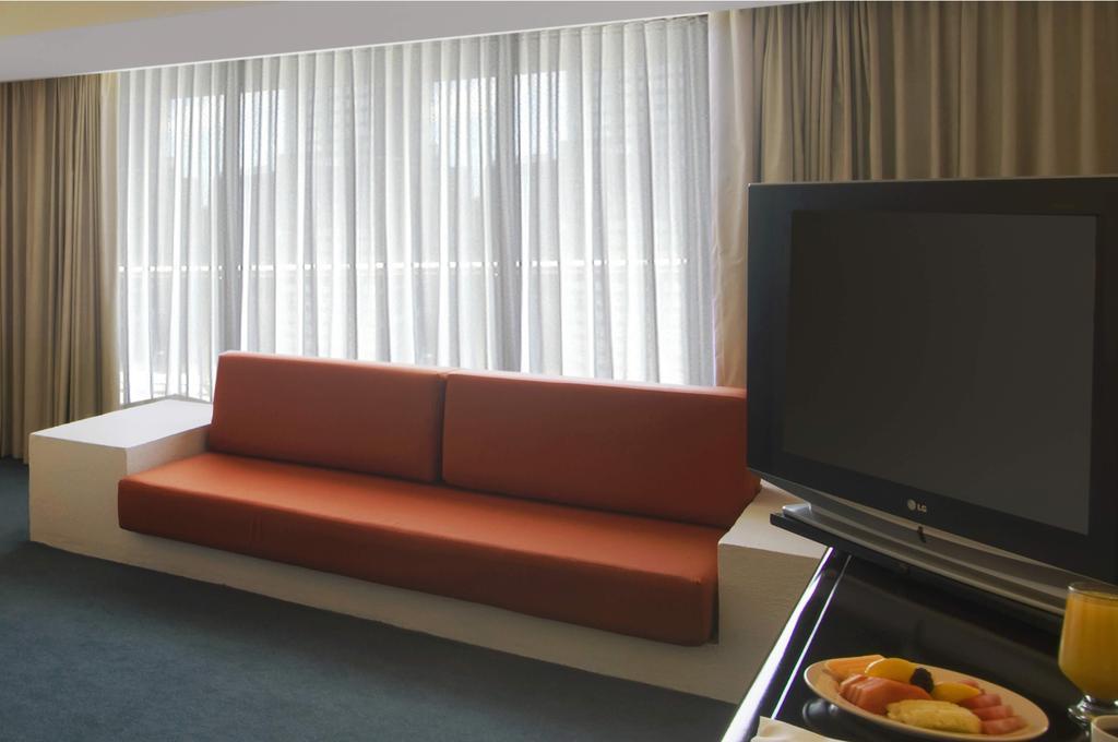 Grand Cantalagua Hotel Morelia, BW Signature Collection Exteriör bild A sofa in a hotel room