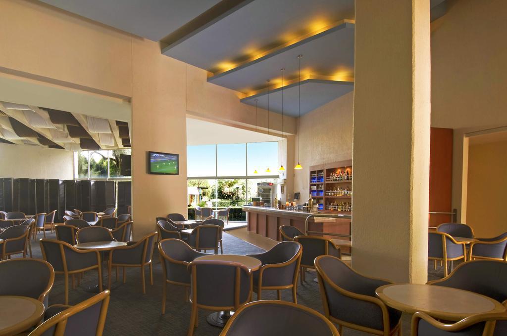 Grand Cantalagua Hotel Morelia, BW Signature Collection Restaurang bild The Club at Palm Springs International Airport
